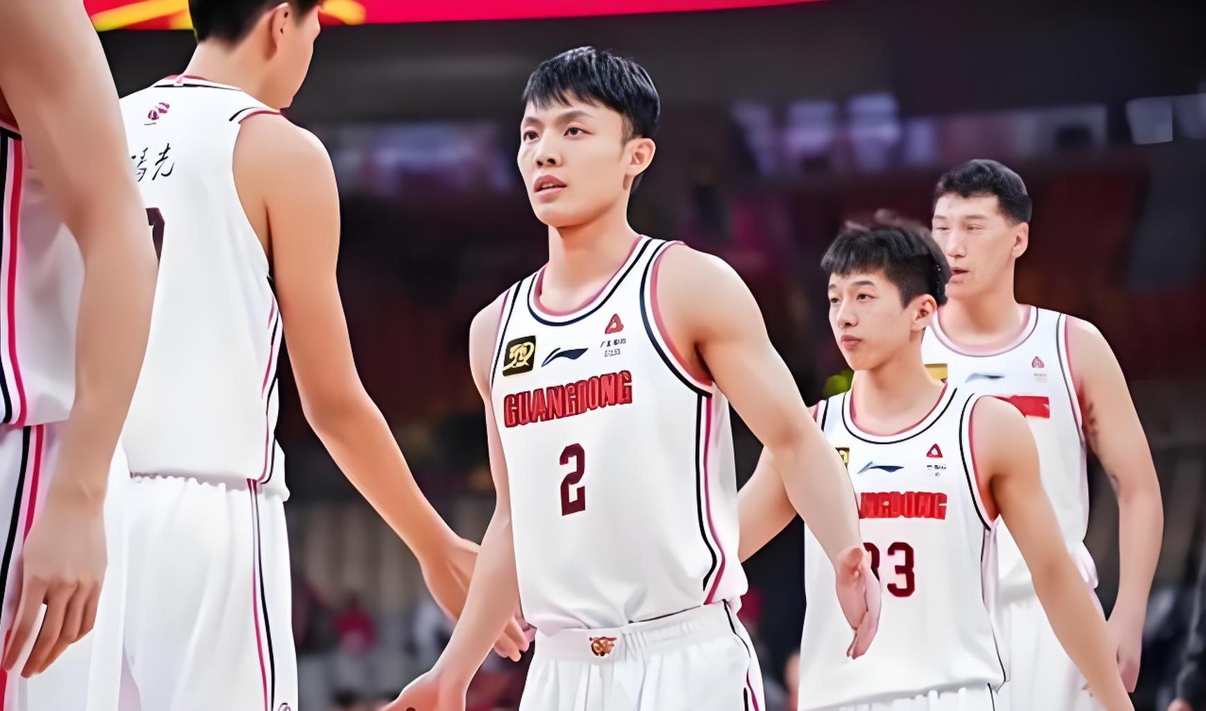 今晚体能课后,广东宏远篮板制胜备战CBA常规赛,压力陡增,年轻球员得到机会的简单介绍 今晚体能课后,广东宏远篮板制胜备战CBA常规赛,压力陡增,年轻球员得到机会的简单介绍