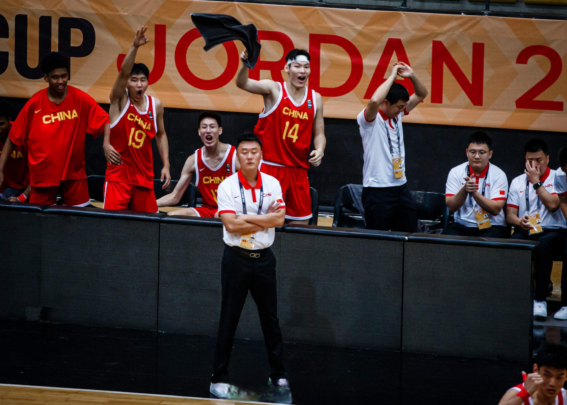 包含从马德里竞技再遭质疑备战德国杯到莱比锡冲刺阶段绝杀压哨，山东男篮外线爆发备战NBA季后赛的词条