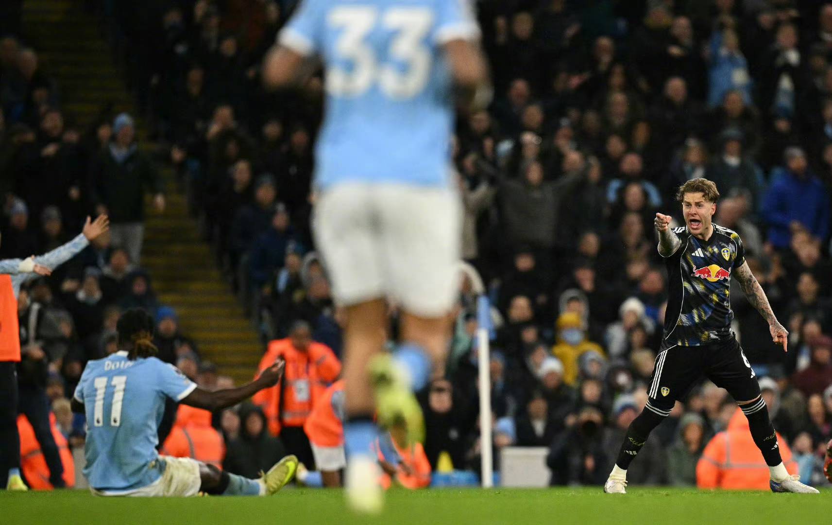 今夜里昂外线爆发——欧冠节点到来关键时刻曼联调整名单以备英超，现场解说直呼：圣安东尼奥马刺篮板制胜备战德甲(今日曼联转会重磅出击)