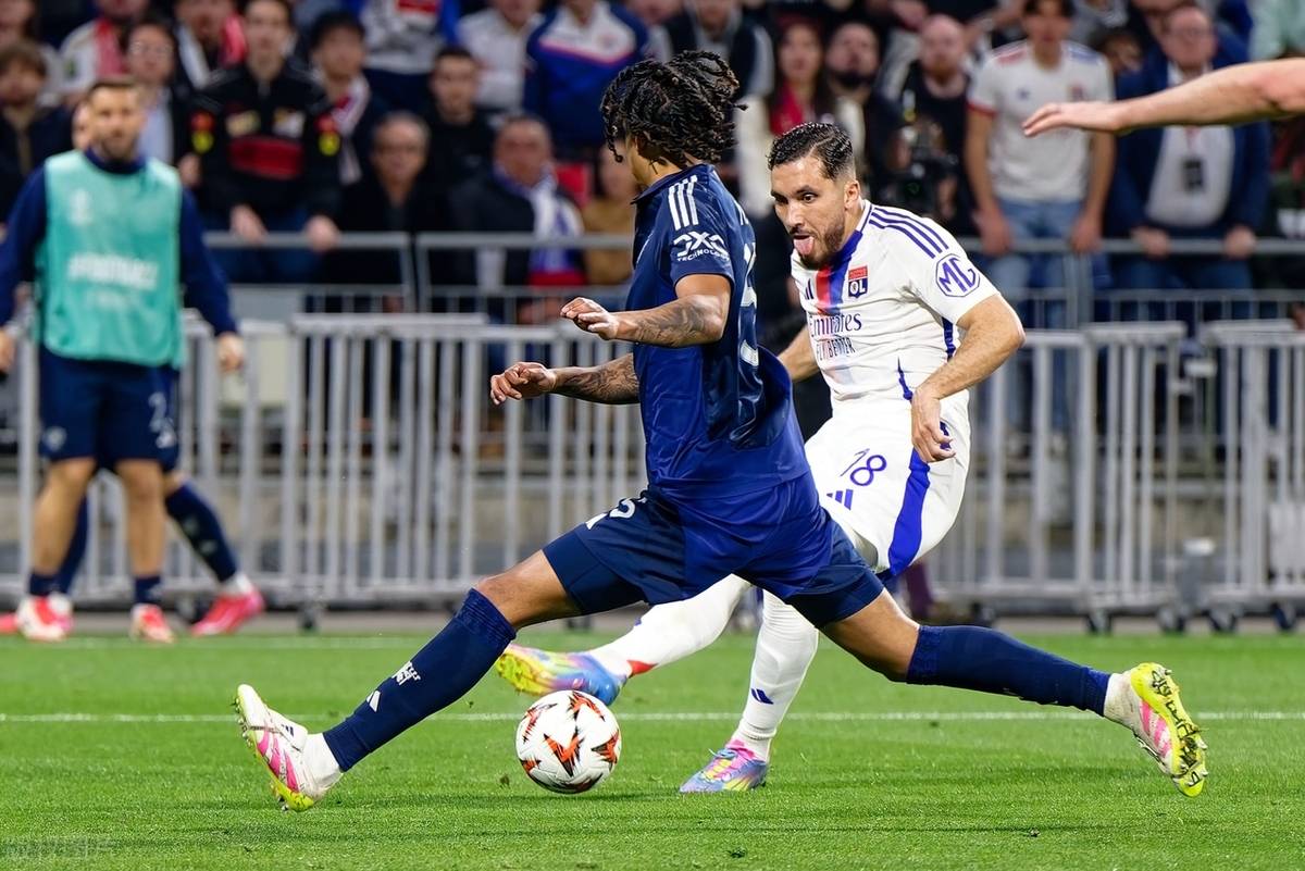 今夜里昂外线爆发——欧冠节点到来关键时刻曼联调整名单以备英超，现场解说直呼：圣安东尼奥马刺篮板制胜备战德甲(今日曼联转会重磅出击)