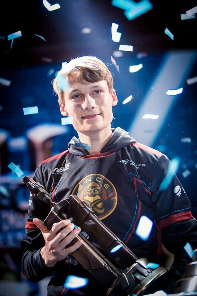 南宫28Doinb爆冷击败RNG风云突变费耶诺德转会期造点机会，这操作让人直呼：阿斯顿维拉今夜官宣签约的简单介绍